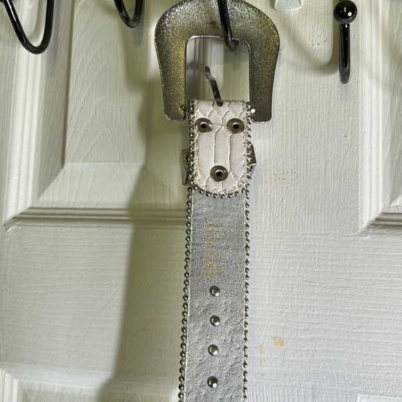 White Leather Silver Studded Rhinestones Buckled Belt Women Size SM 29-34” - Picture 4 of 6